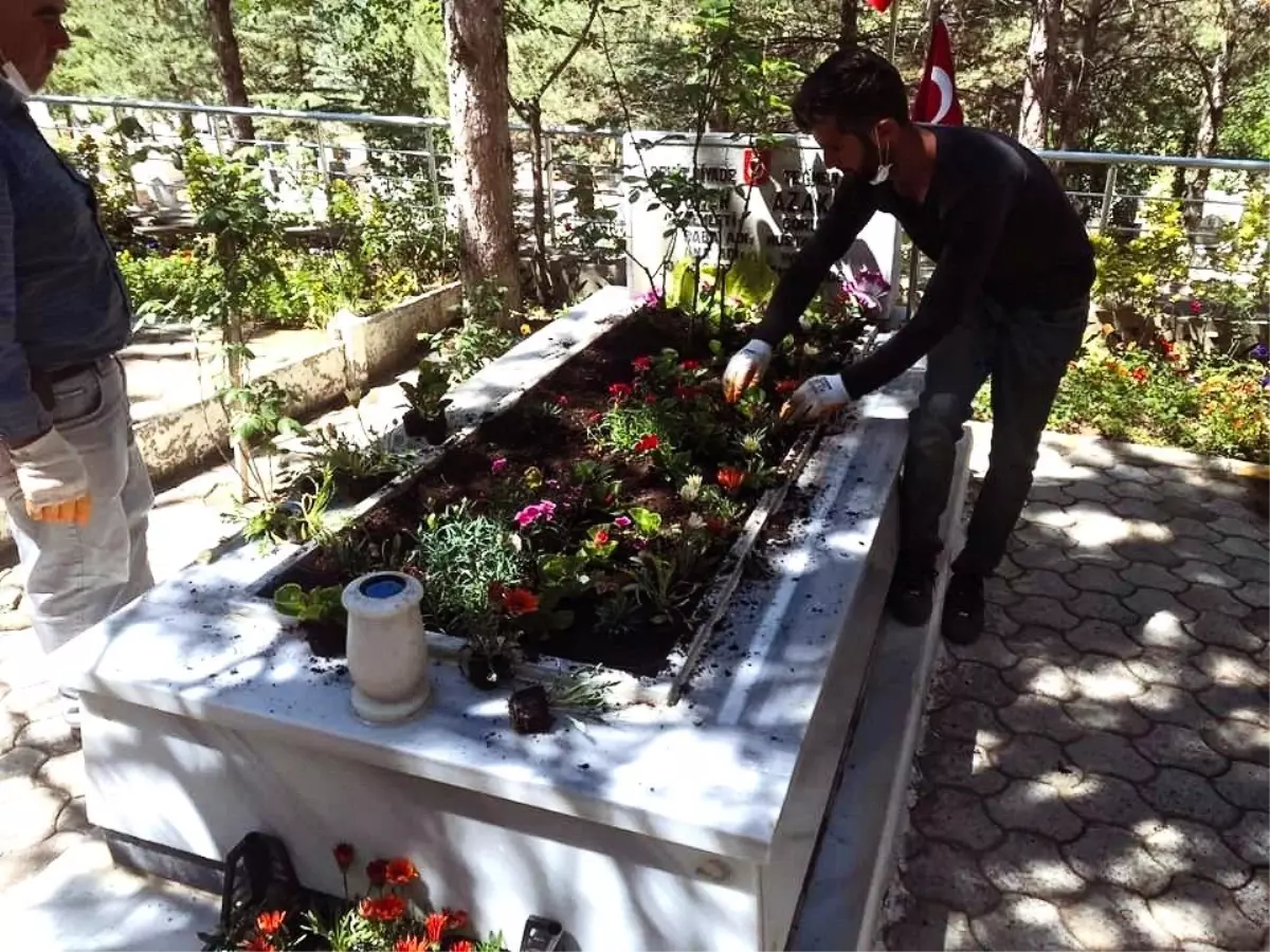 Sungurlu şehitliği çiçeklerle donatıldı