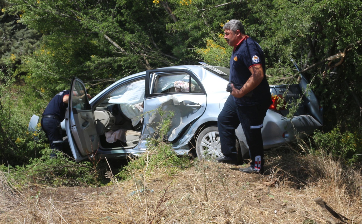 Adana\'da bariyere çarpan otomobilin sürücüsü yaralandı