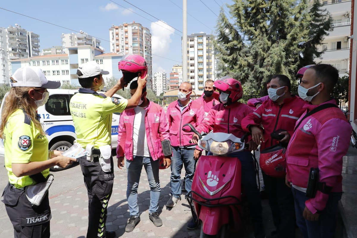 Adana\'da trafik polisleri, motosikletli kuryelere bilgilendirme yaptı