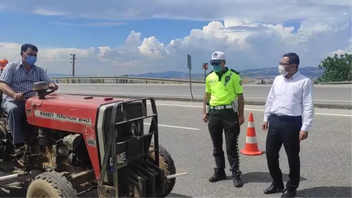 Alaşehir\'de traktör sürücülerine reflektör dağıtıldı