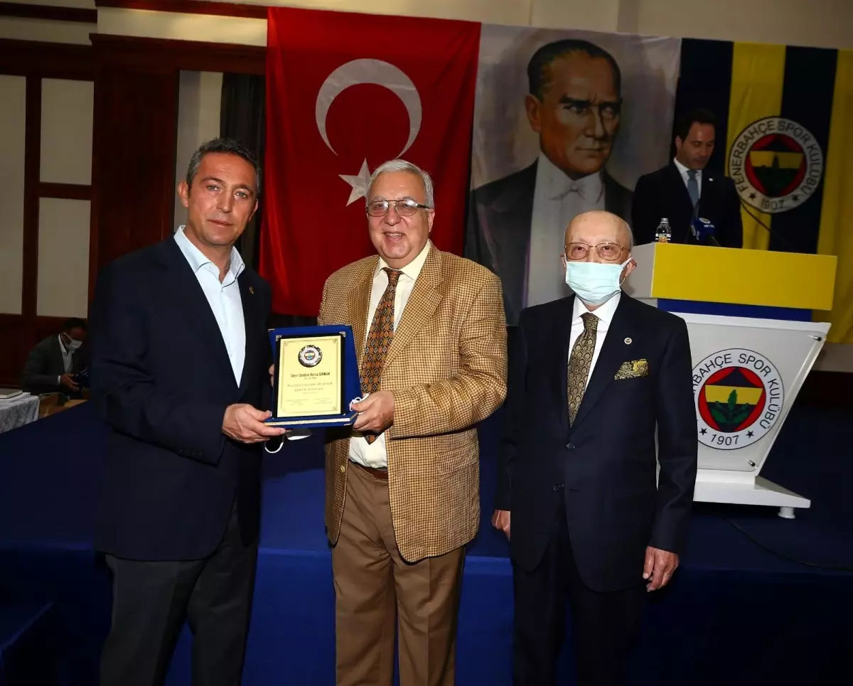 Ali Koç ve Vefa Küçük, YDK üyelerine plaketlerini verdi