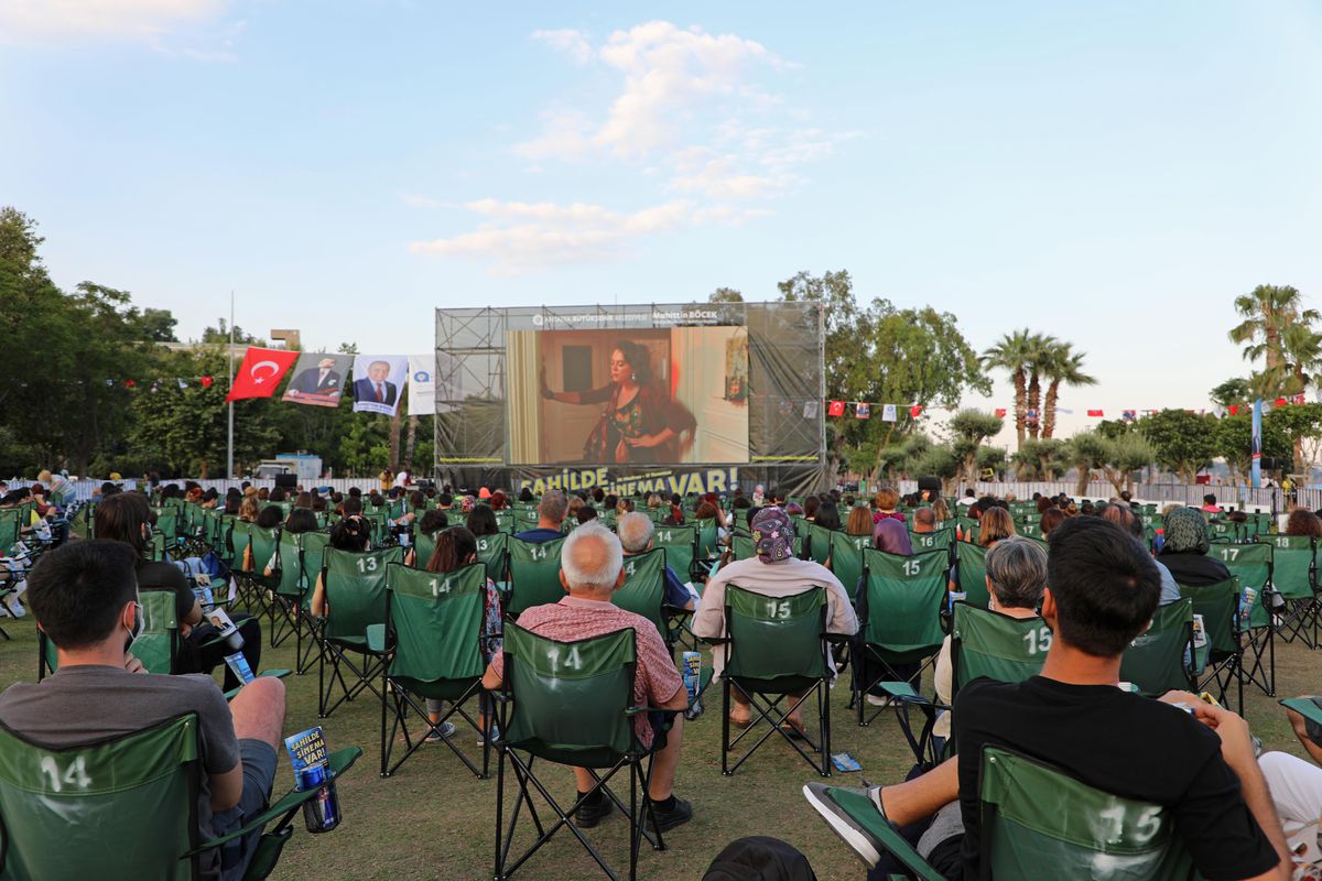 Antalya\'da "Sahilde Sinema Var" etkinliğine kent sakinleri ilgi gösterdi