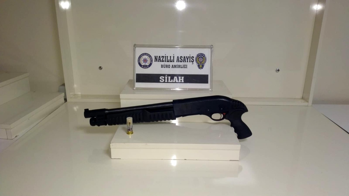 Arabadan etrafa tüfek gösterdiler, yakalandılar