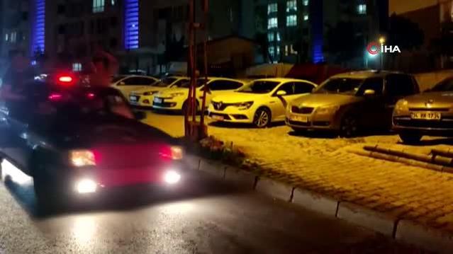 Esenler'de asker konvoyunu polis ekipleri anons yaparak dağıttı