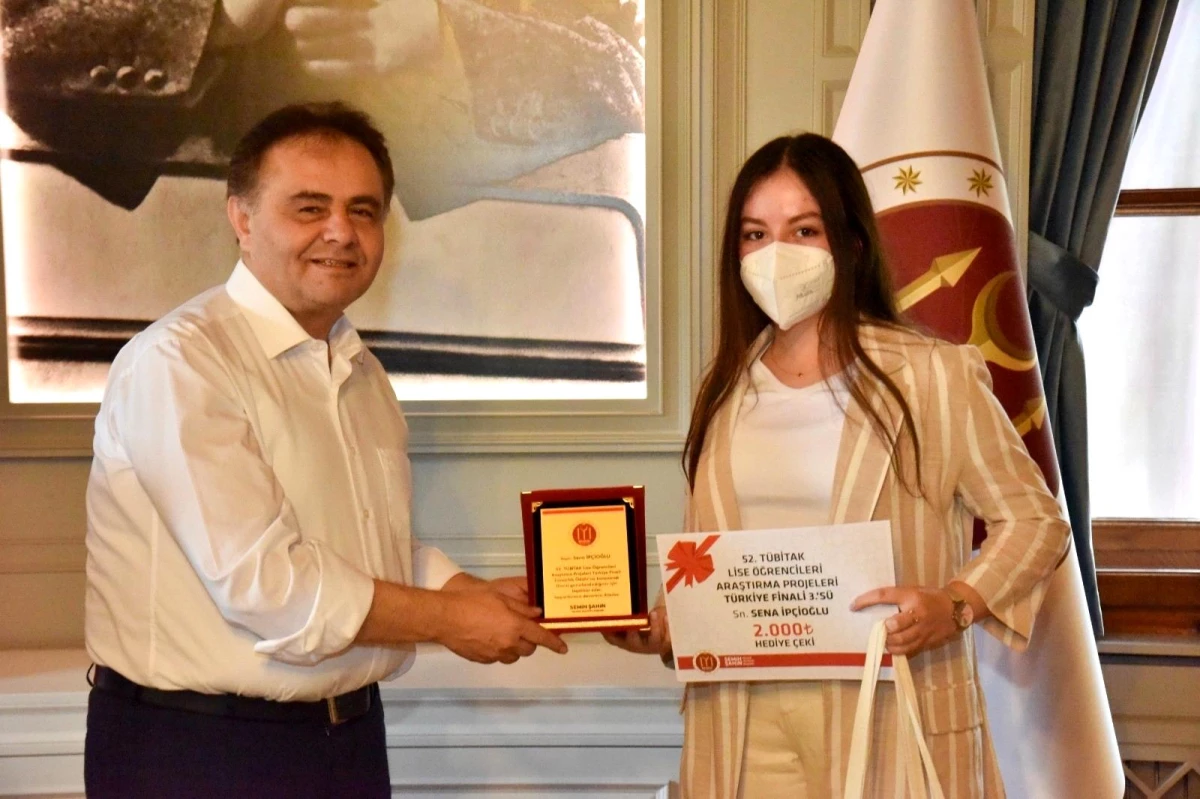Başkan Şahin\'den Türkiye 3\'üncüsü olan öğrenciye hediye çeki