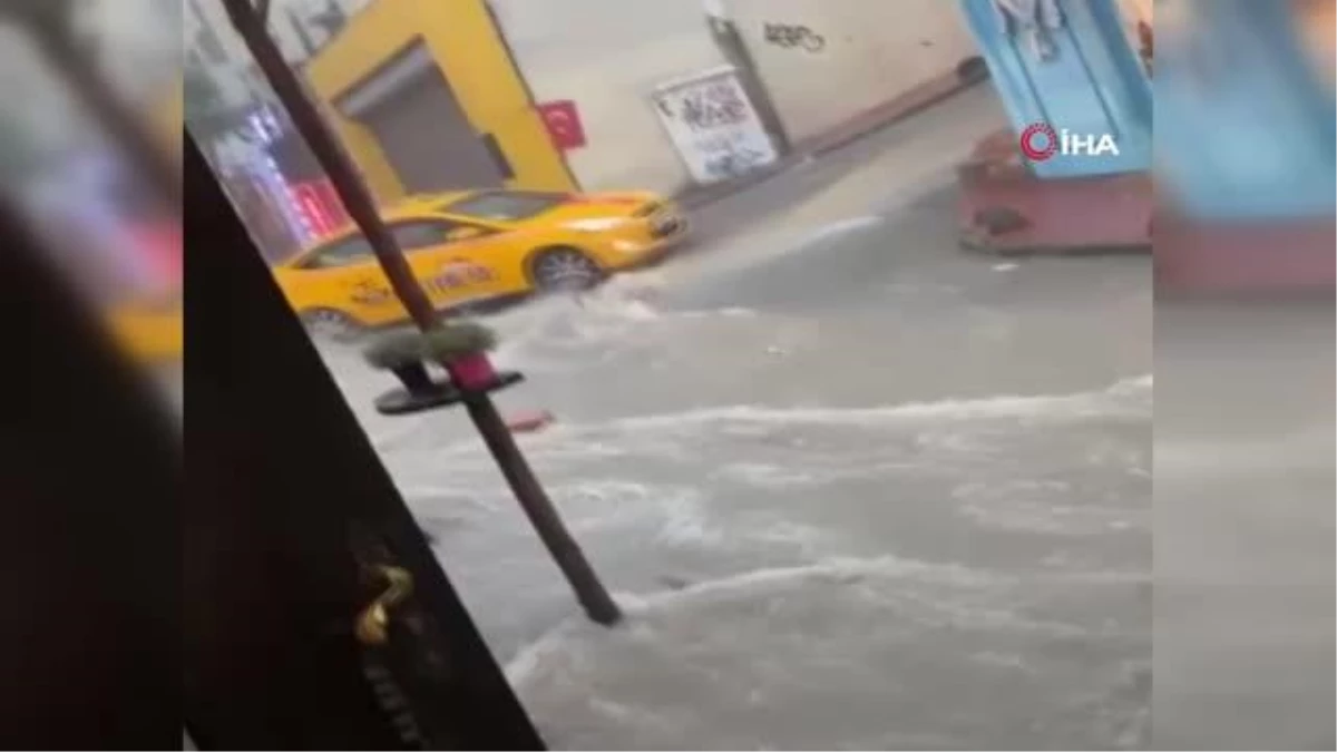 Beyoğlu\'nda caddeler sular altında kaldı, araçlar güçlükle ilerledi