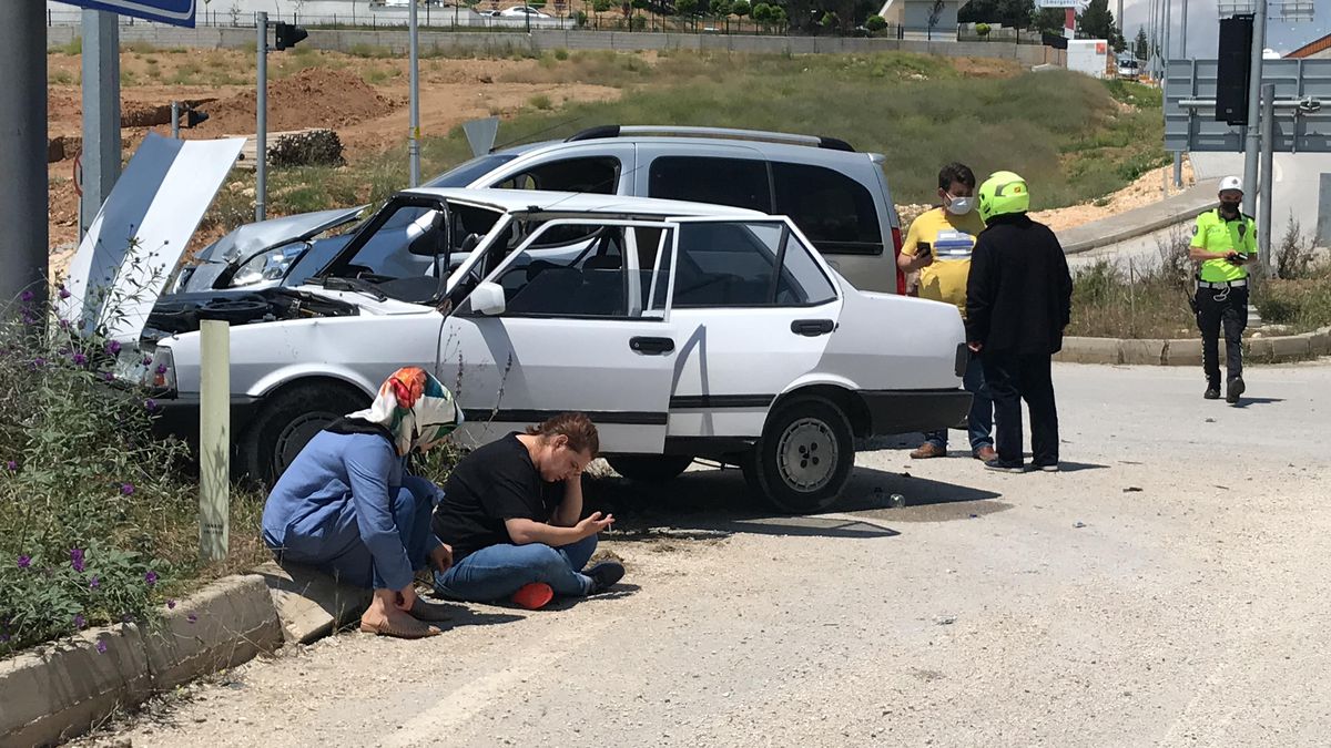 Bilecik\'te otomobille kamyonet çarpıştı: 2 yaralı