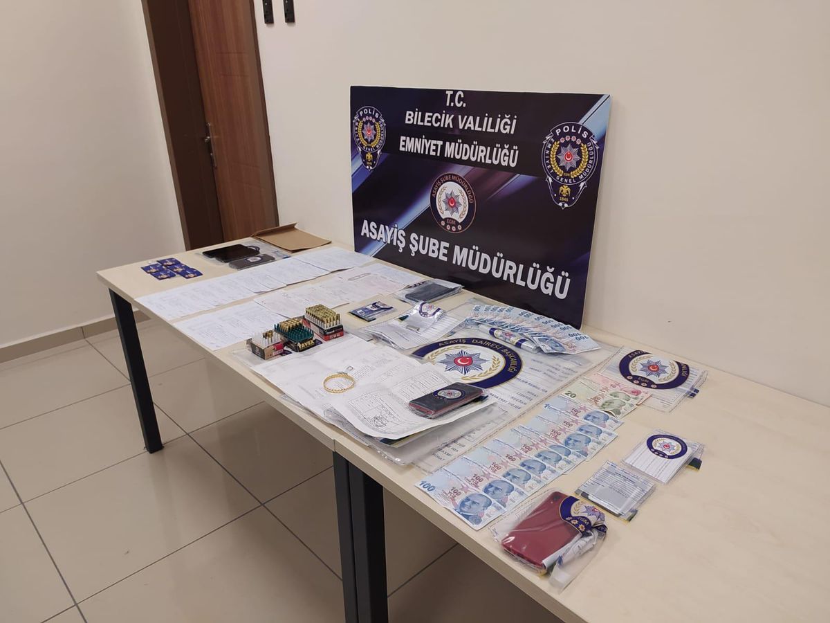 Bilecik\'te sahte kimlikle dolandırıcılık yaptıkları iddia edilen 5 şüpheliden 3\'ü tutuklandı