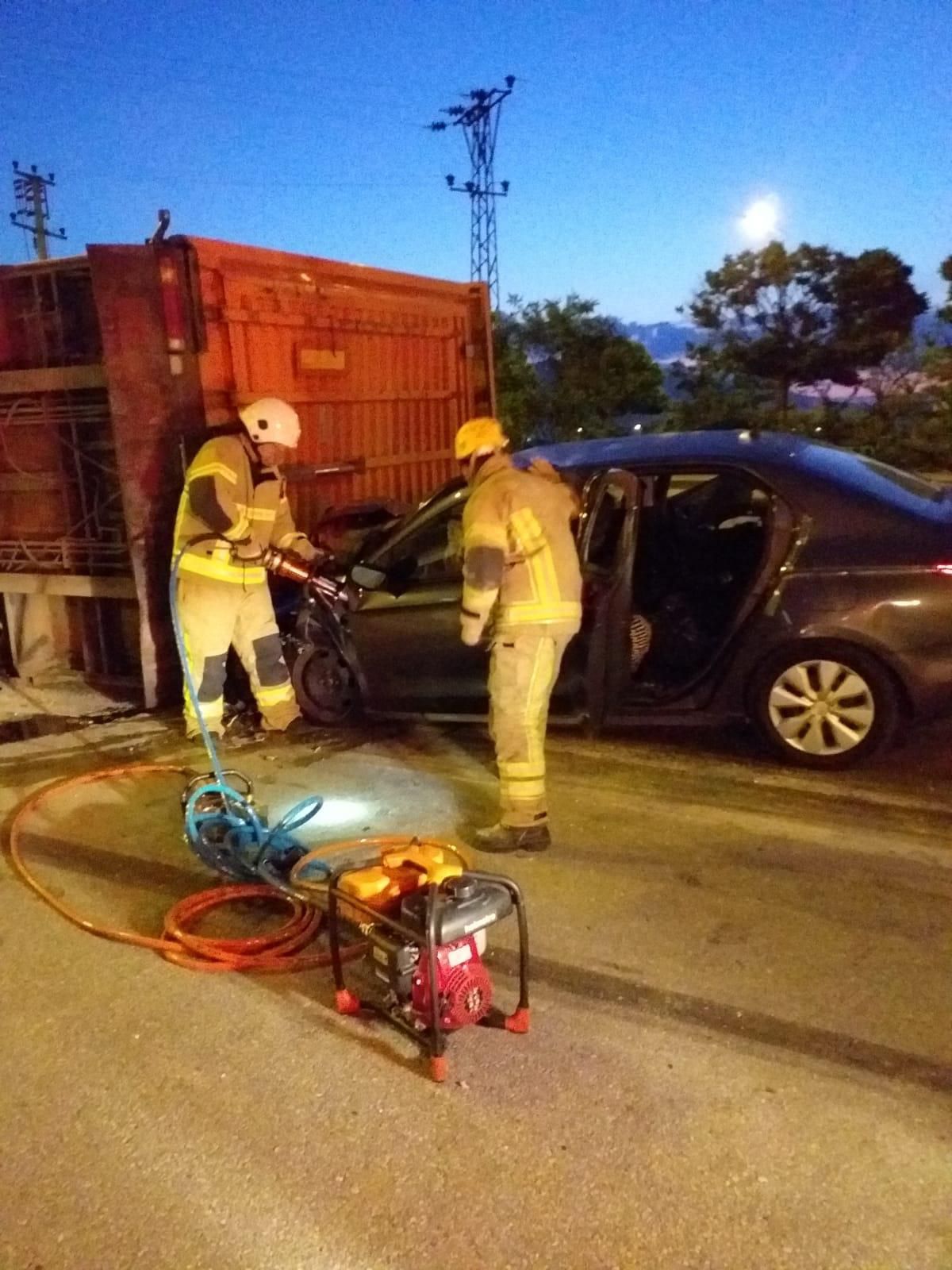 Son dakika... Bursa\'da otomobil devrilen tıra çarptı: 1 ölü, 2 yaralı