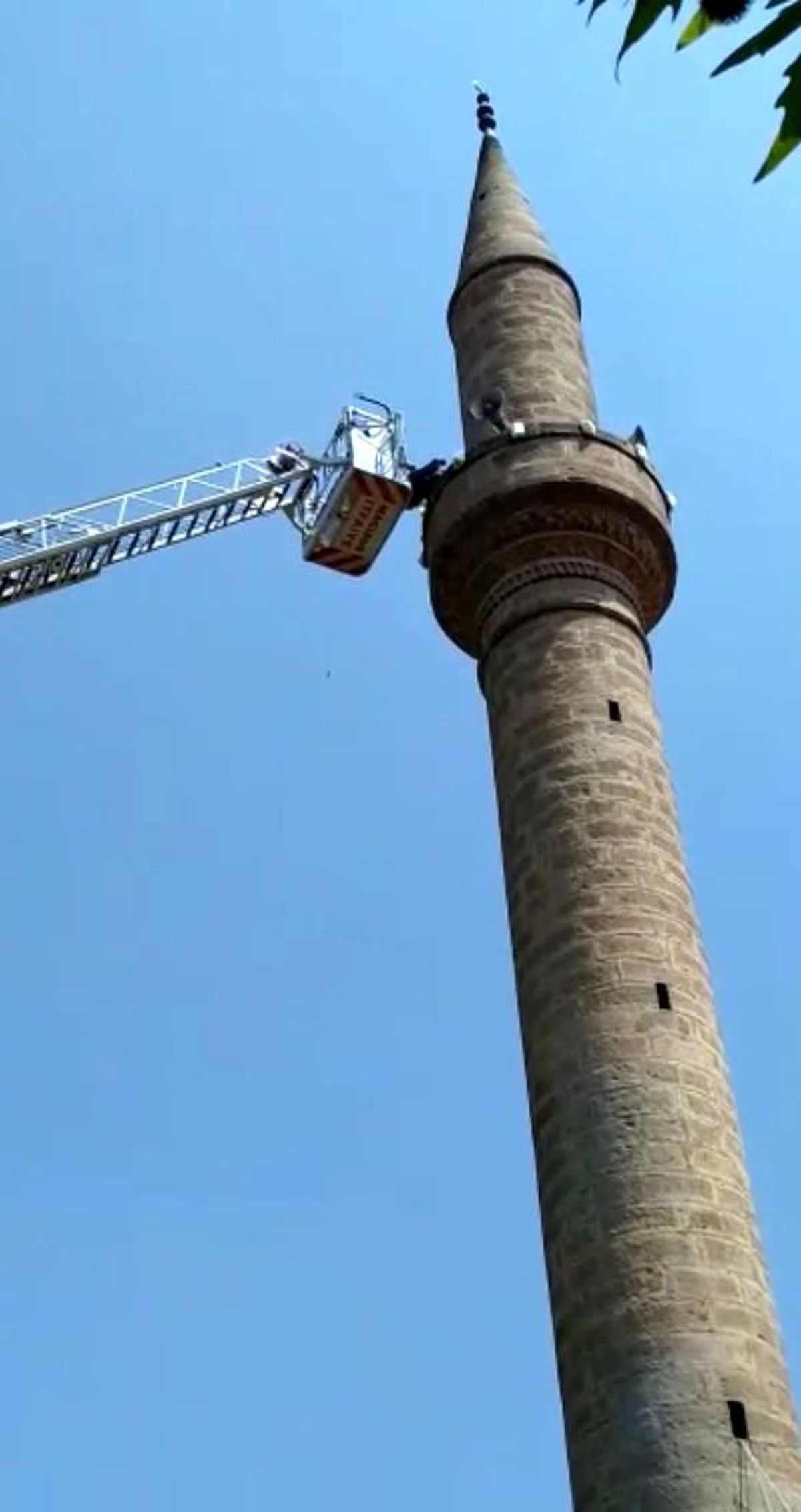 Son dakika... Cami minaresinde mahsur kalan adamı itfaiye kurtardı