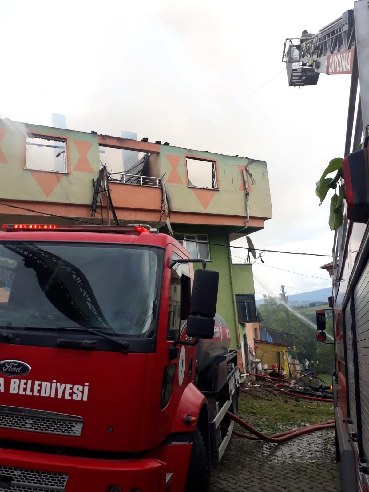 Son Dakika | Çıkan yangında ev ve çatı kullanılmaz hale geldi