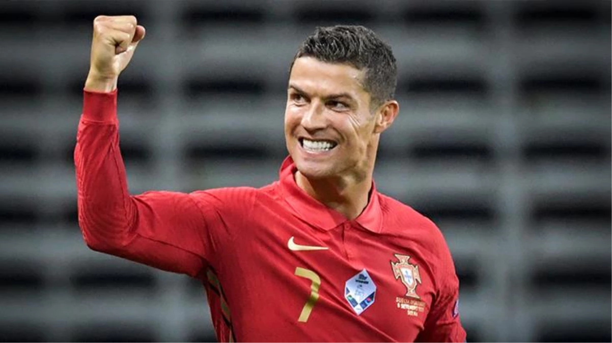 Cristiano Ronaldo\'dan bir rekor daha! Instagram\'da 300 milyon takipçiye ulaşan ilk kişi olarak tarihe geçti