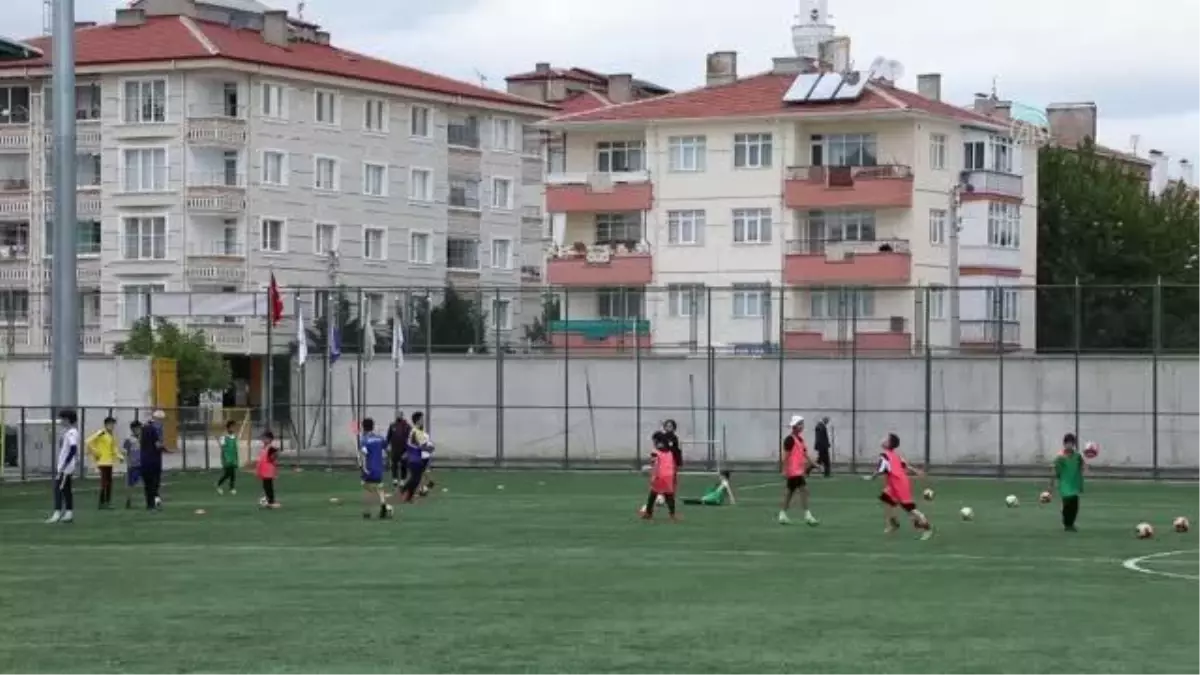 Çubuk Kaymakam Keleş ve Belediye Başkanı Demirbaş, yaz spor okulunu ziyaret etti