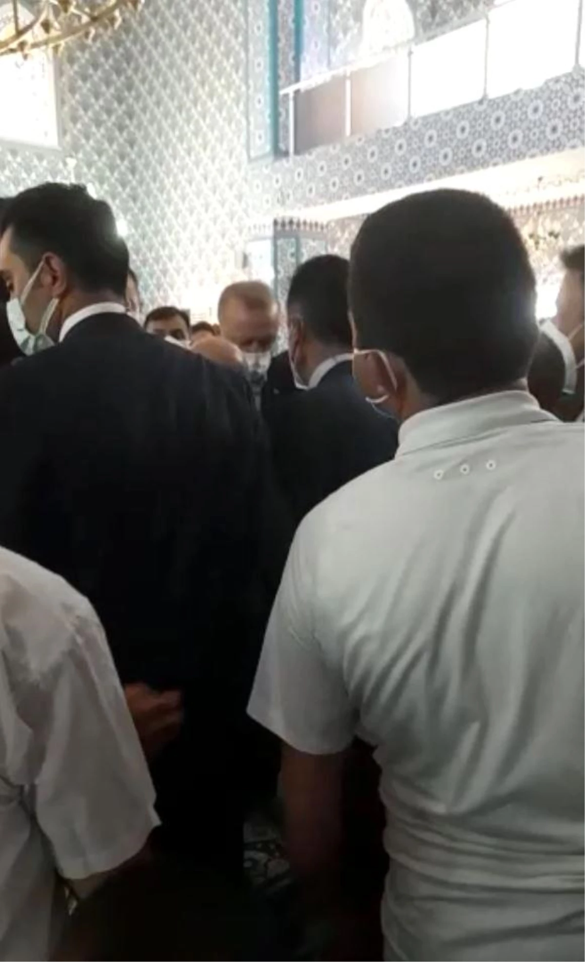 Son dakika haber | Cumhurbaşkanı Erdoğan, Cuma namazını Mecek Camii\'nde kıldı