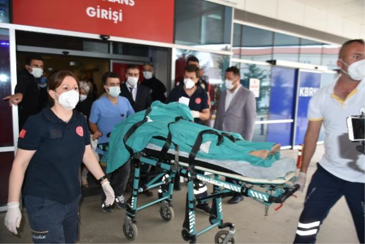 Davutoğlu\'nun konvoyunda kaza; genel başkan yardımcısı ve 1 çocuk yaralı (2)