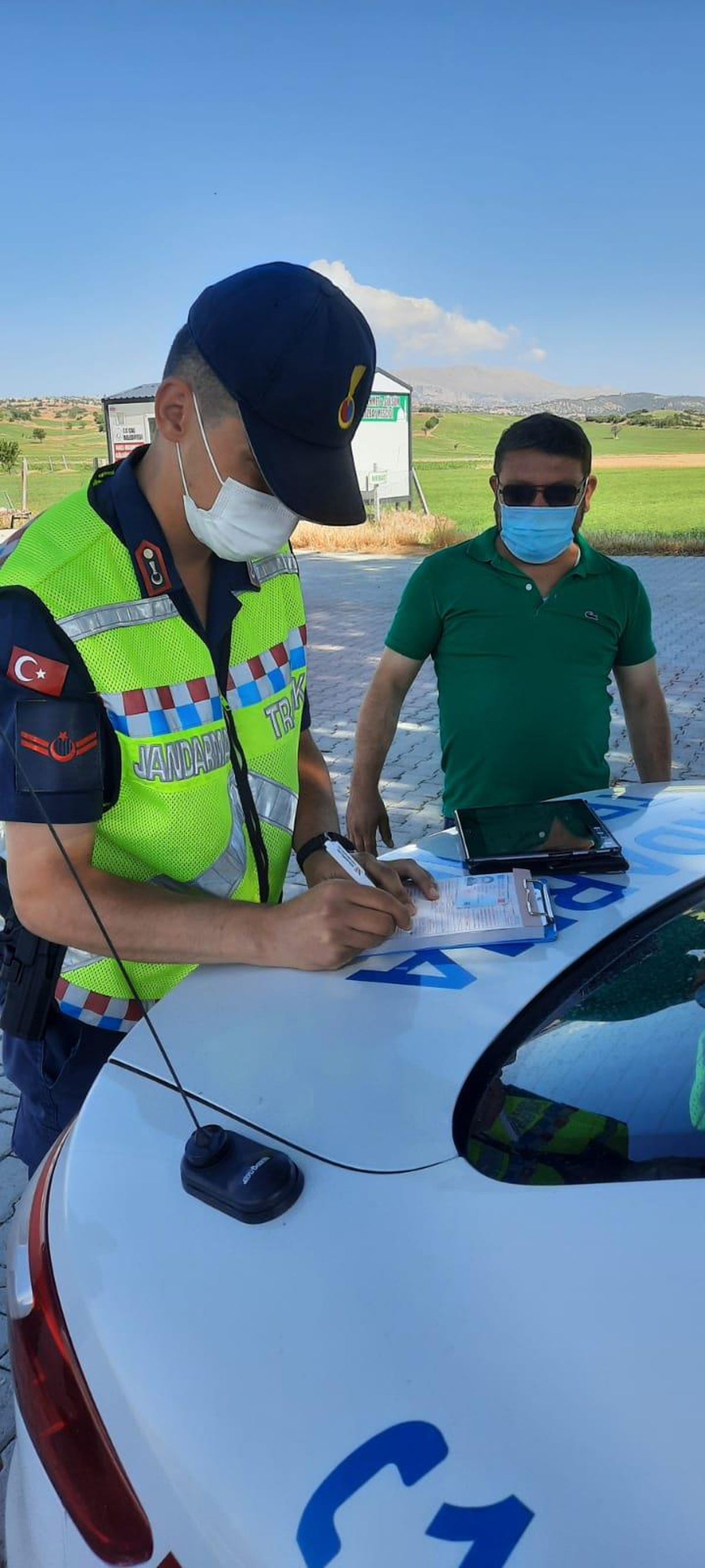 Denizli İl Jandarma Komutanlığının sivil ekipleri, trafiği denetledi