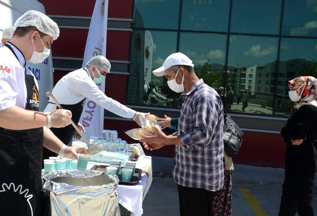 Son dakika haberleri: Devlet Hastanesi\'nde aşı kuyruğuna girenlere çorba ikramı yapıldı