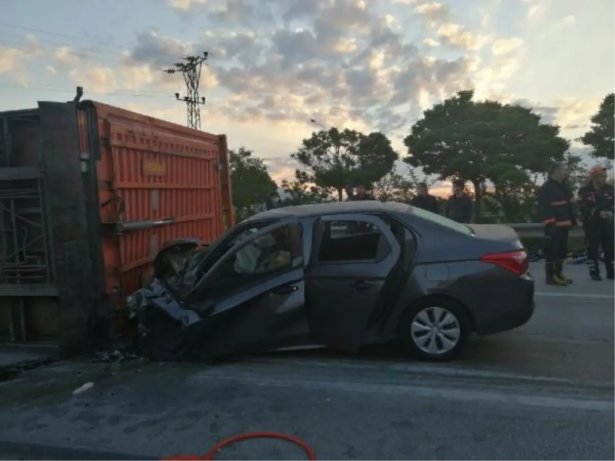 Devrilen TIR\'a çarpan otomobilin sürücüsü öldü, eşi ve kızı yaralandı