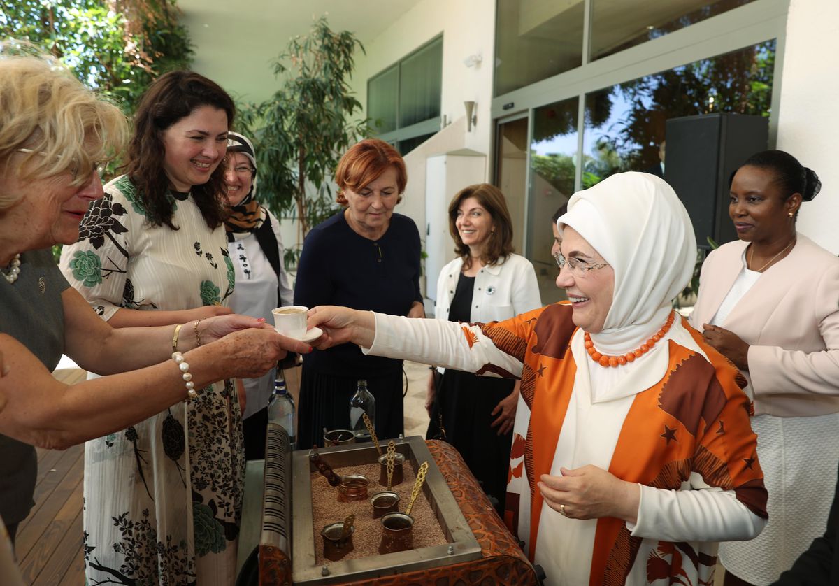 Emine Erdoğan, Antalya Diplomasi Forumu\'na katılan liderlerin eşleriyle bir araya geldi