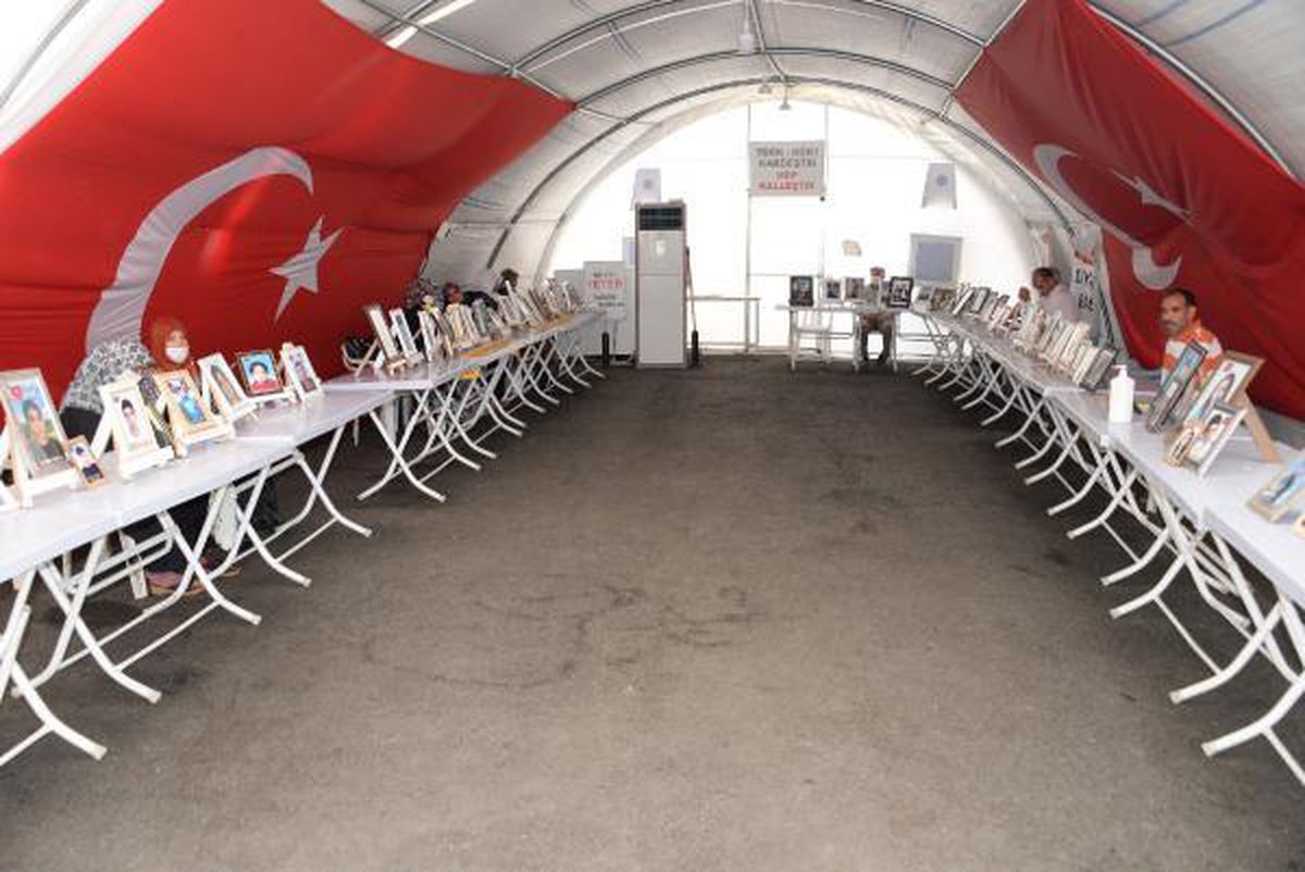 Evlat nöbetindeki anne: Evlerinize dönün; analar, babalar ağlamasın