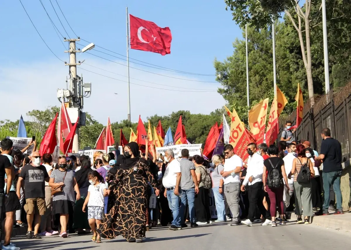 HDP İl Binasındaki saldırıda ölen Deniz Poyraz\'ın cenazesinde kısa süreli gerginlik