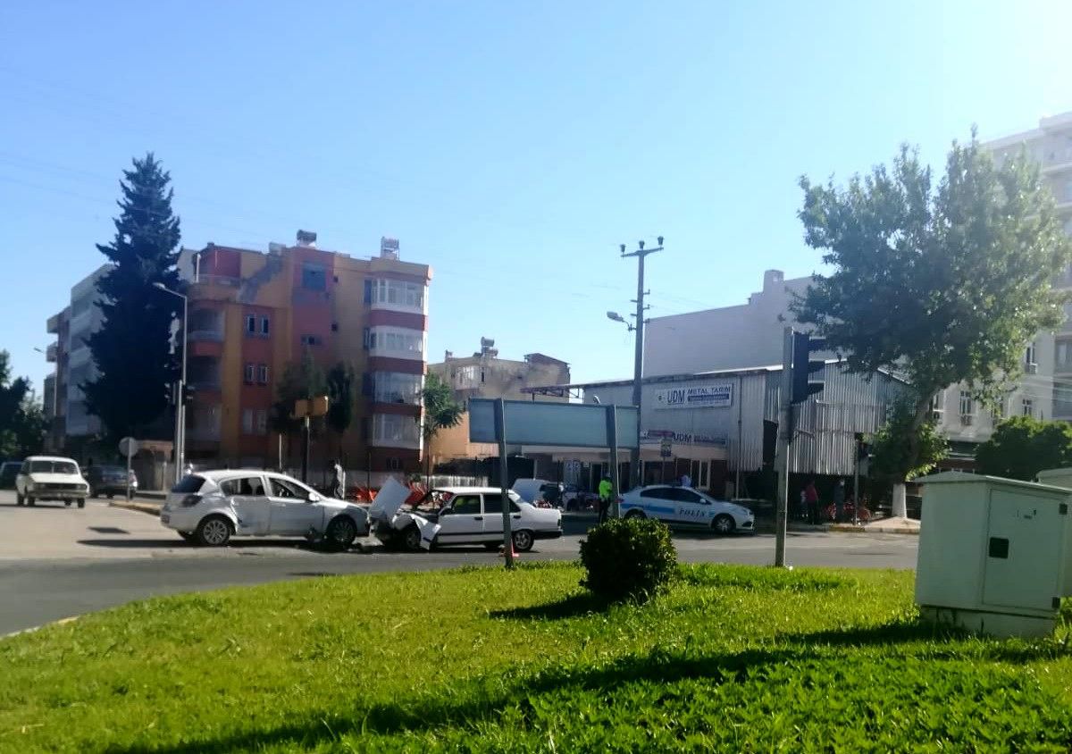 İki otomobil çarpıştı: 4 yaralı