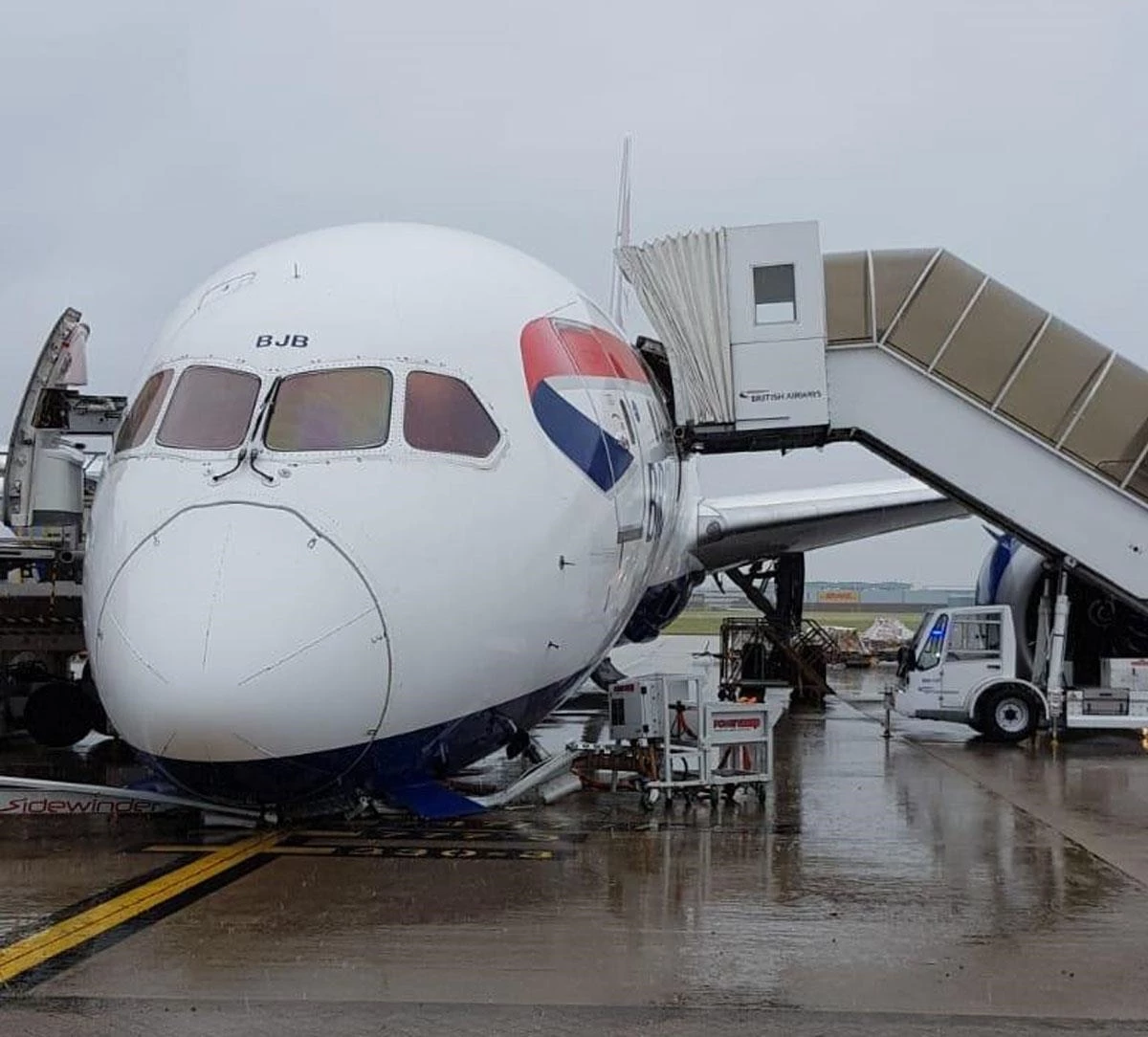 İngiltere\'de park yapan uçağın burun tekerleği kırıldı