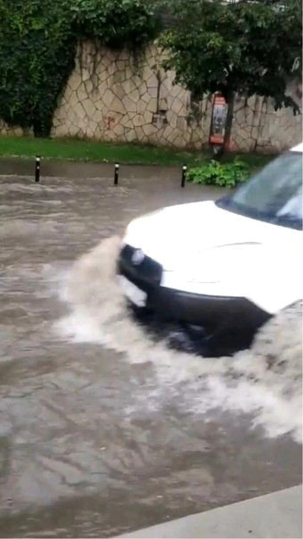 İstanbul\'da sağanak yağmur bazı yolları göle çevirdi