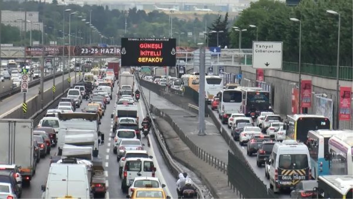 İSTANBUL\'DA TRAFİK YOĞUNLUĞU YÜZDE 72