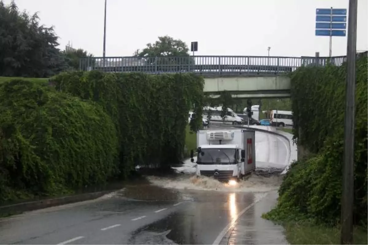 İSTANBUL\'DA YAĞMUR SOKAKLARI NEHRE ÇEVİRDİ