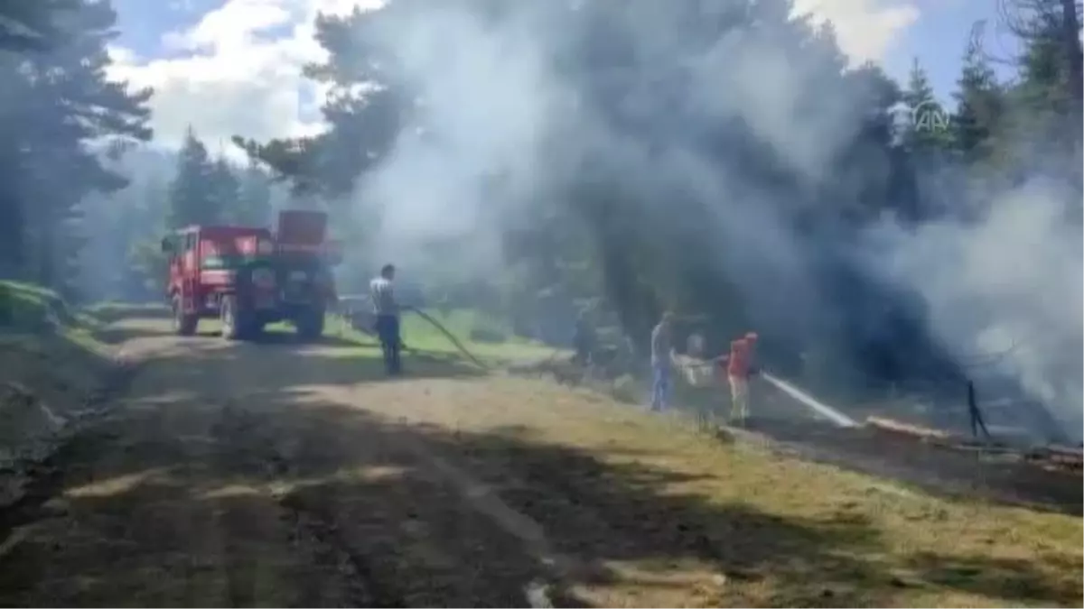 KASTAMONU - Çıkan yangında bir ev ve ahır zarar gördü