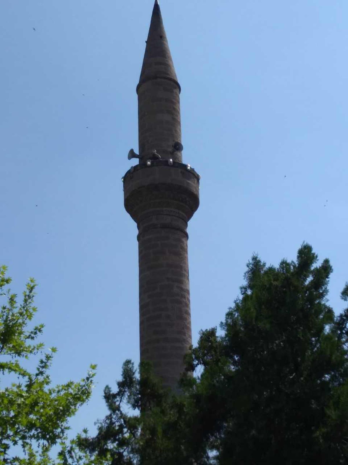 Kayseri\'de temizlemek için çıktığı minarede mahsur kalan kişiyi itfaiye kurtardı