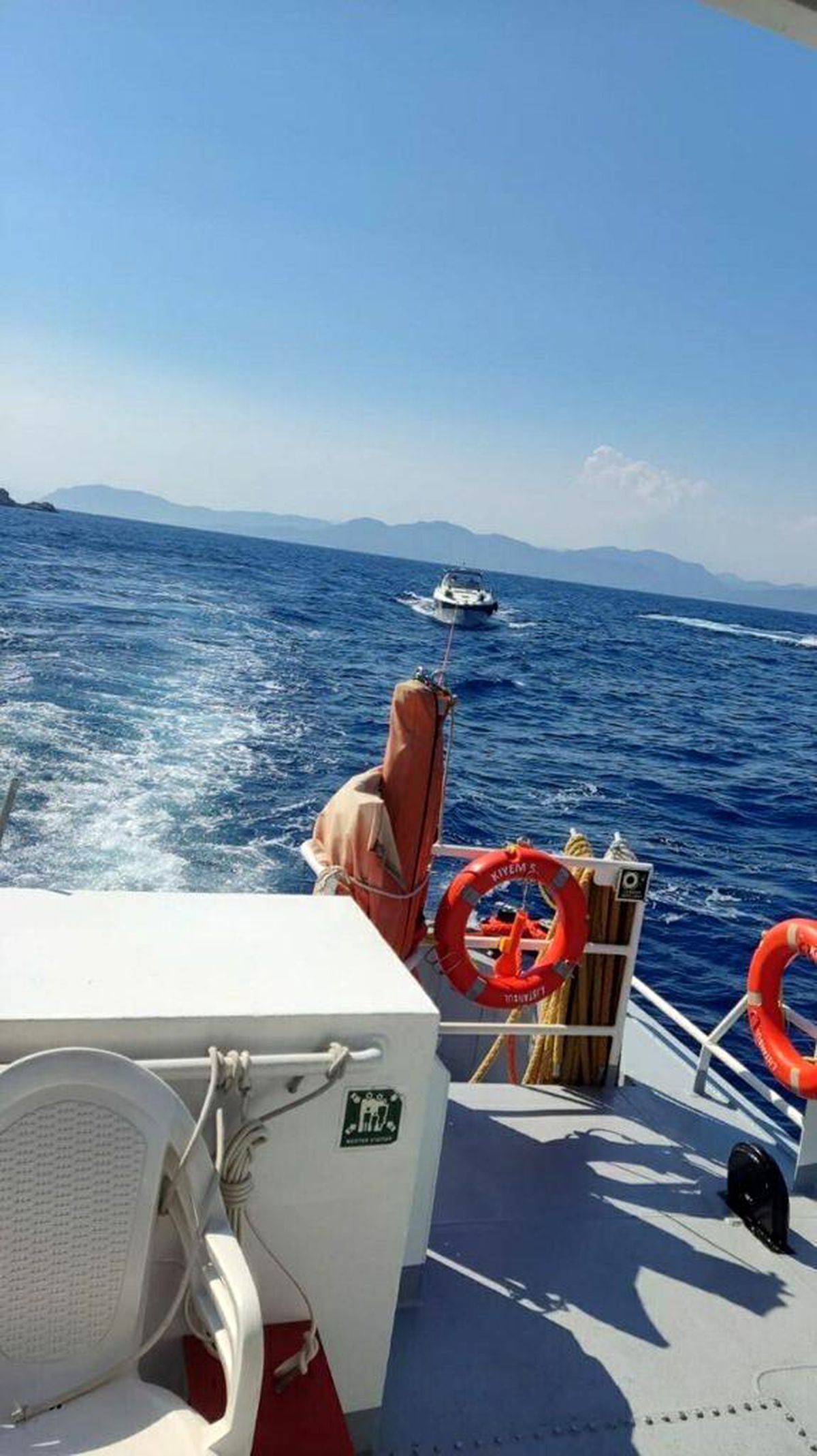Makine dairesinde yangın çıkan teknedeki 2 kişi kurtarıldı