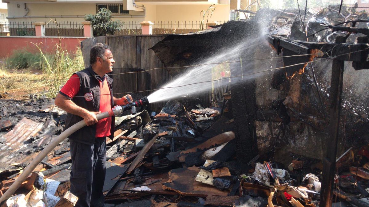 Mersin\'de kullanılmayan bir evin odunluğunda çıkan yangın söndürüldü