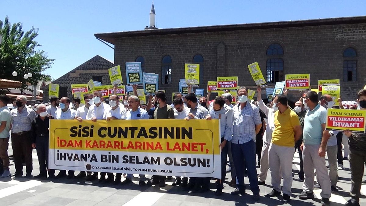 Mısır\'da İhvan liderlerine yönelik idam kararları Diyarbakır\'da protesto edildi