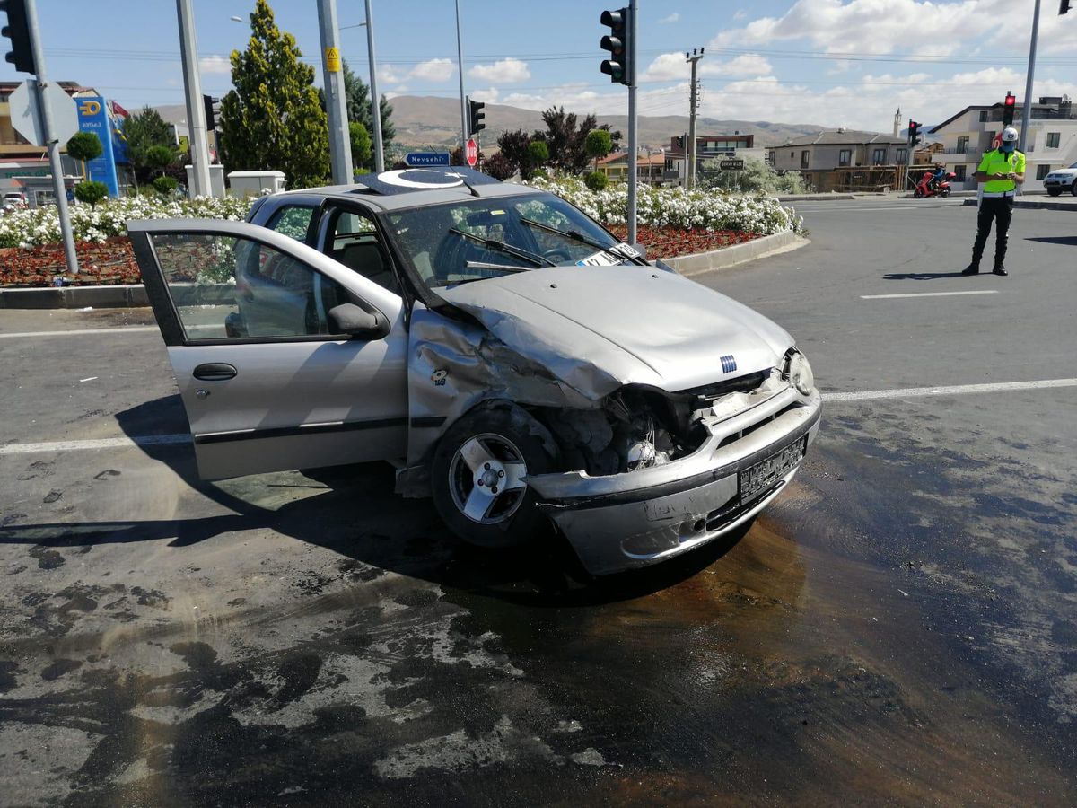 Nevşehir\'de iki otomobil çarpıştı: 6 yaralı