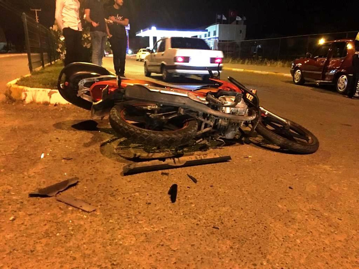 Otomobil ile motosiklet çarpıştı: 1\'i ağır 2 kişi yaralandı