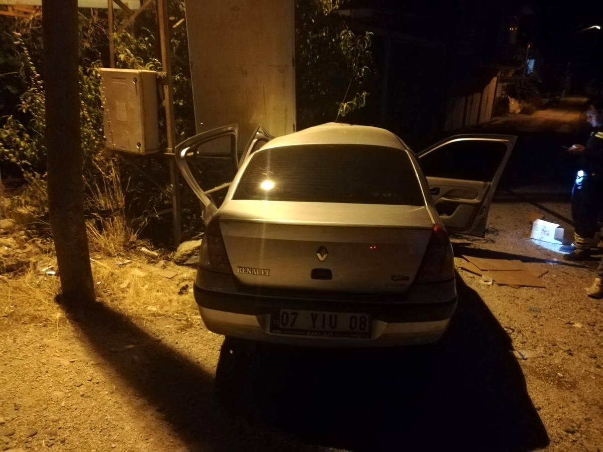 Otomobil trafoya çarptı: 1\'i ağır 3 yaralı
