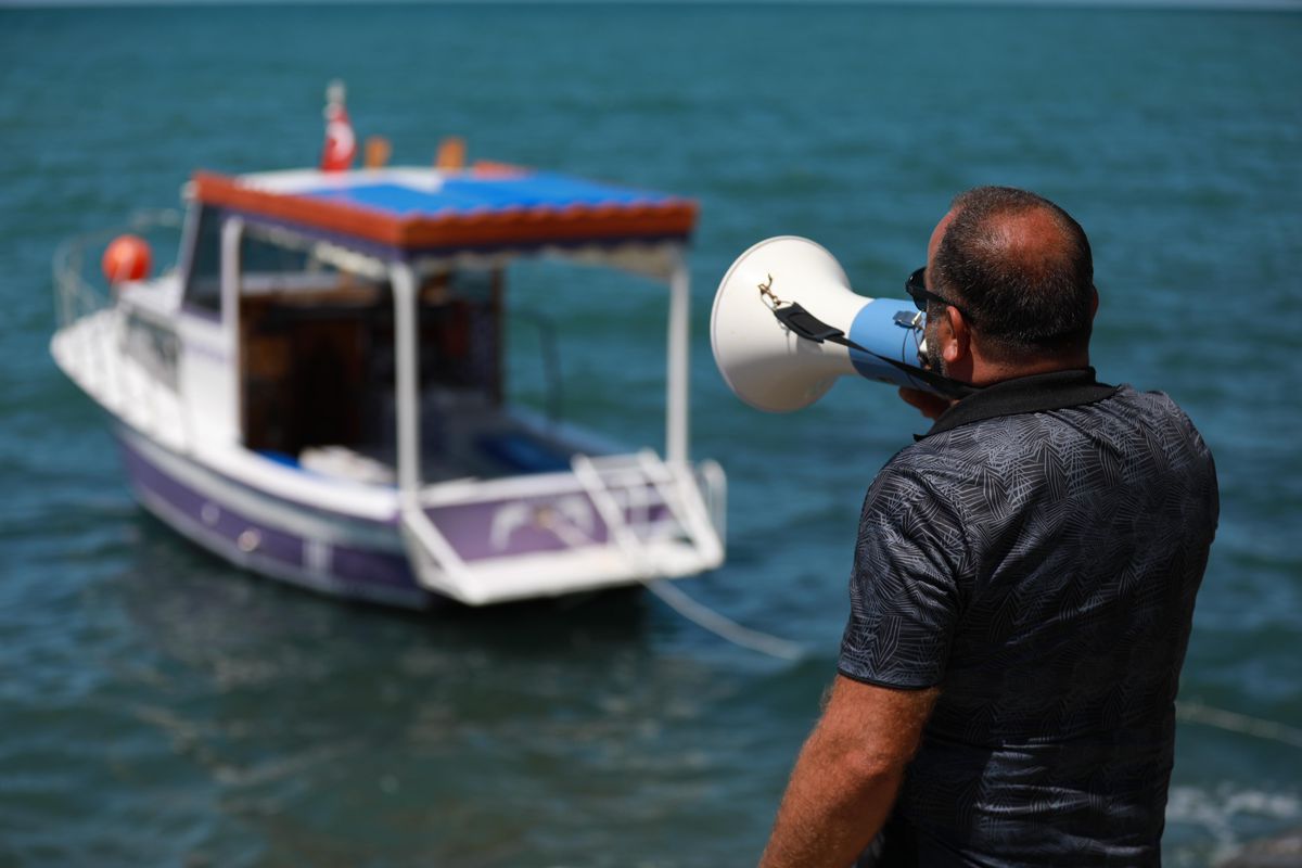 Son dakika haberi: Plaj işletmecileri, Sahil Güvenliğin 39. yaşını sahte ihbarla çağırdıkları kurum personeline sürpriz yaparak kutladı