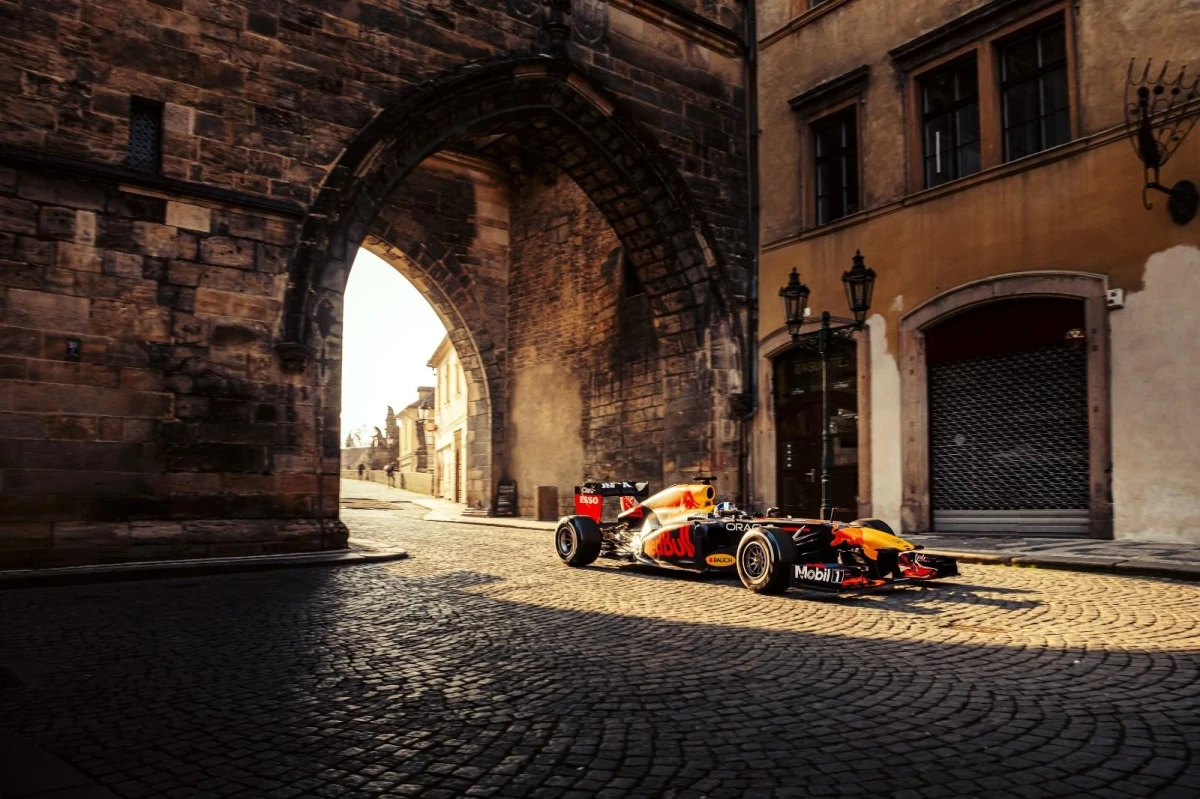 Red Bull Racing\'in ilk 2021 Formula 1 Yol Macerası "Kaleden Kaleye" Çekya ve Slovakya\'yı keşfediyor