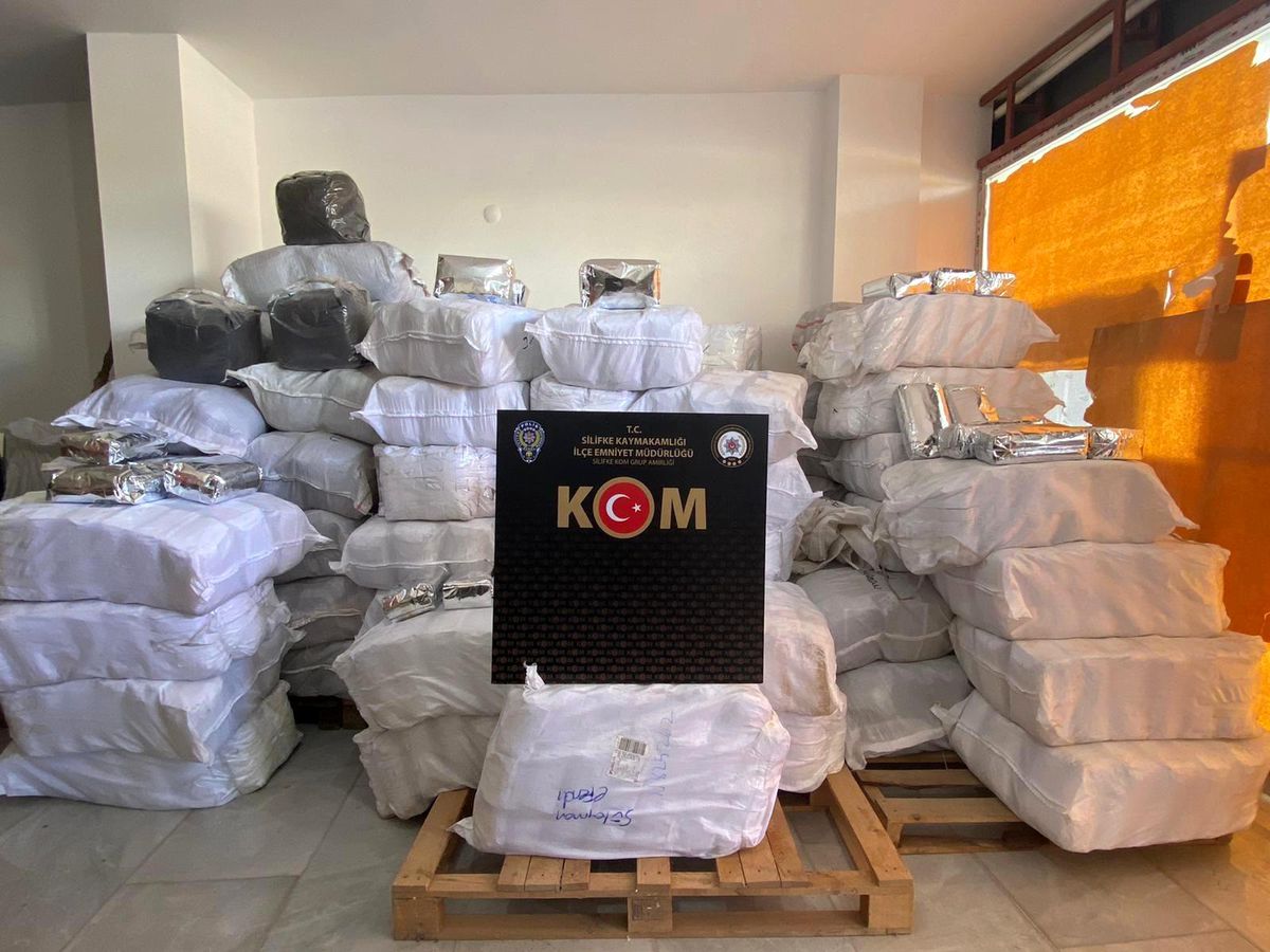 Silifke\'de 1.8 ton gümrük kaçağı çay ele geçirildi