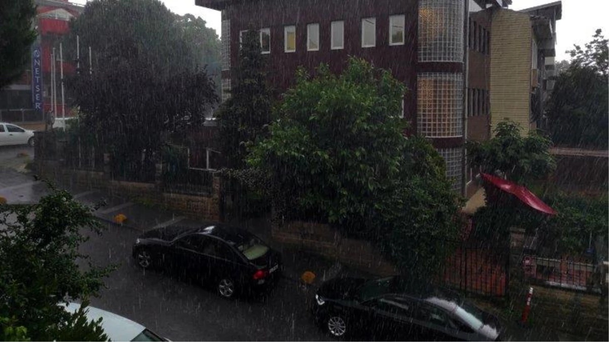 Son Dakika! İstanbul\'da gün geceye döndü, pek çok ilçede şiddetli sağanak yağış başladı