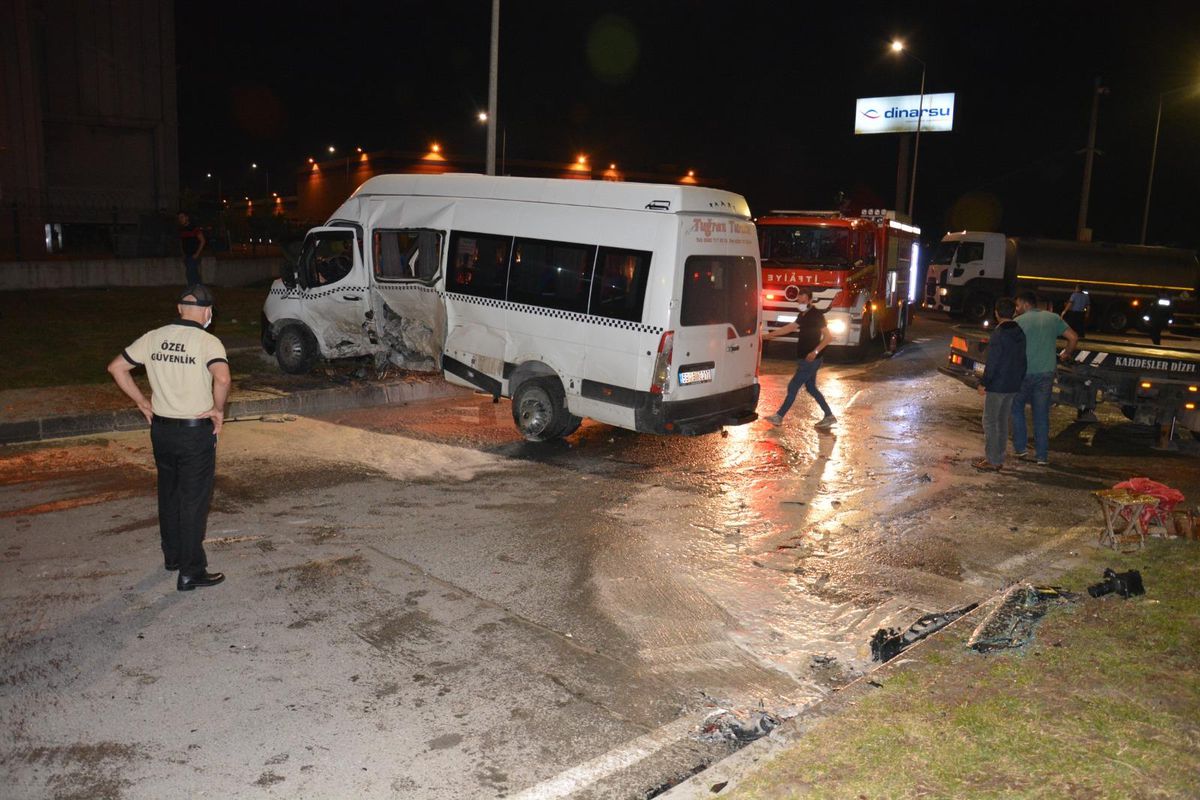 Tekirdağ\'da işçi servisi ve otomobil çarpıştı: 8 yaralı