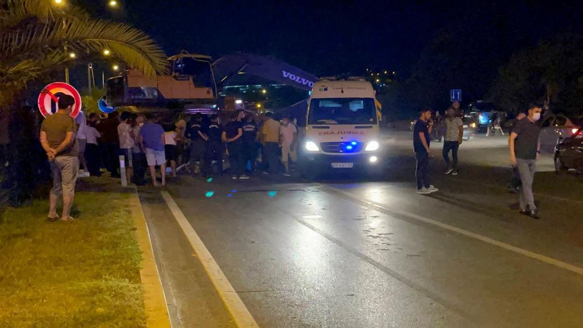 Tıra çarpan ticari araç sürücüsü direksiyon başında sıkıştı