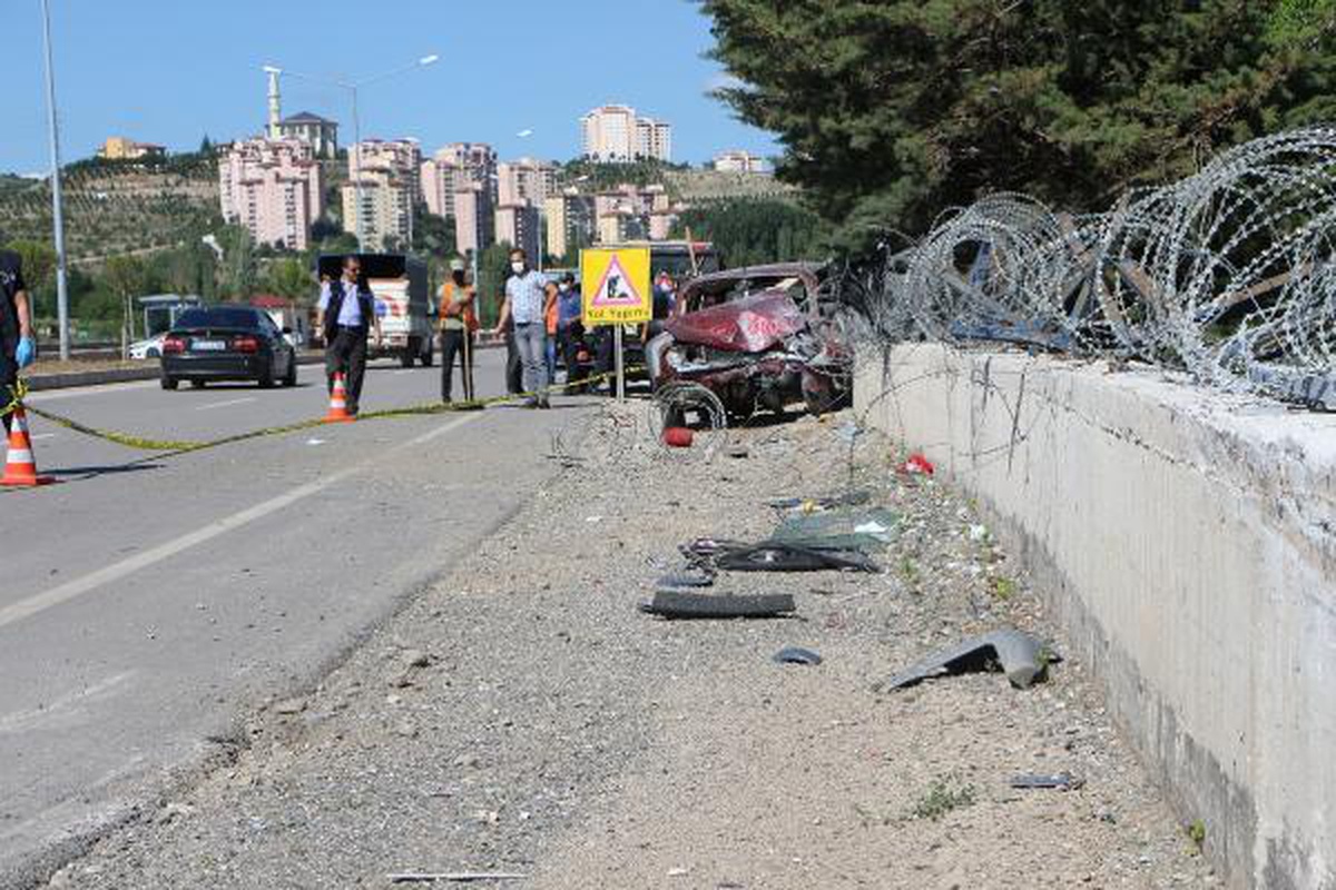 Tokat\'ta otomobil virajda takla attı: 3 yaralı