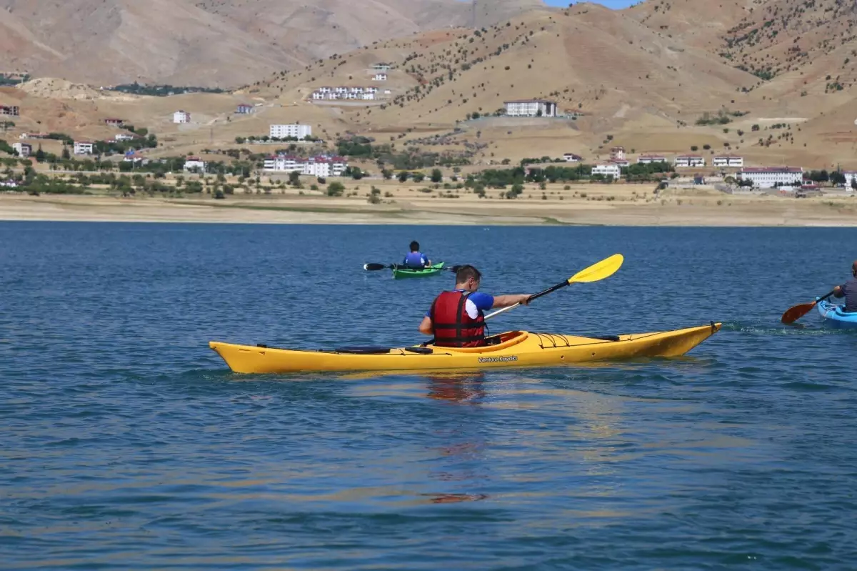 Son Dakika | Trabzonlu "özel çocuklar" Tunceli\'deki Keban Baraj Gölü\'nde kano yaparak eğlendi
