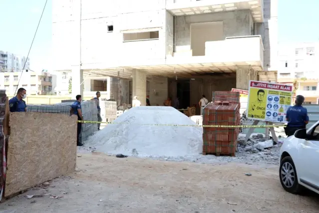 8.kattan taşıdığı kumların üstüne düşen işçi hayatını kaybetti