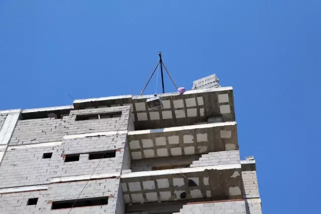 8.kattan taşıdığı kumların üstüne düşen işçi hayatını kaybetti