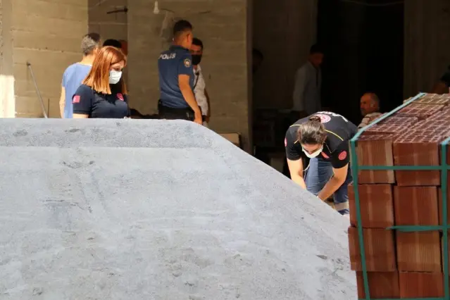 8.kattan taşıdığı kumların üstüne düşen işçi hayatını kaybetti