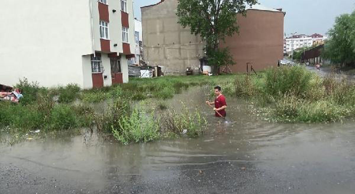 Arnavutköy\'de dere taştı, evleri su bastı